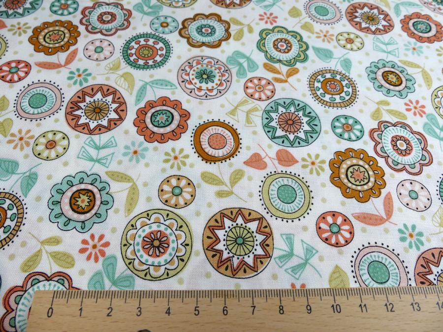 Patchworkstoff aus der Serie Doodle Days mit bunten Kreisen und Blumen Detailansicht mit Maß